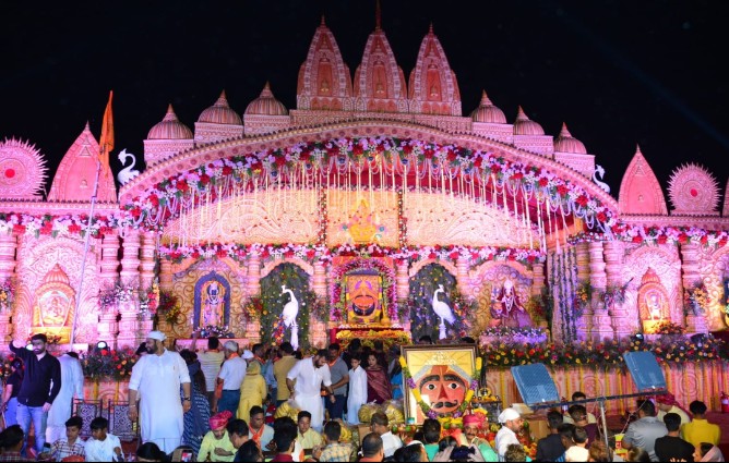 In the 14th Shri Hanuman Jagran, thousands of devotees were drenched in devotional colors till dawn.
